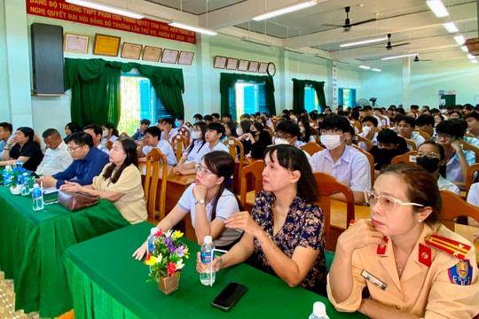 Phát động học sinh, sinh viên chấp hành pháp luật về an toàn giao thông