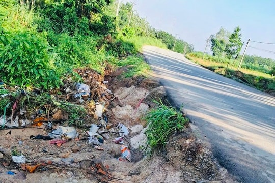 Tánh Linh: Mưa lớn kèm lốc xoáy gây sạt lở đường, cuốn trôi đất đá trên tuyến đường sắt