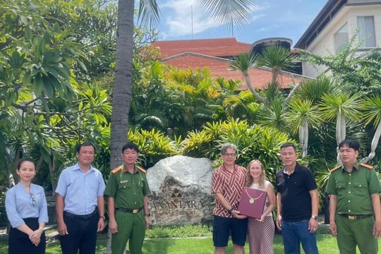 Công an TP. Phan Thiết: Phá án  nhanh, trả lại tài sản và tặng quà cho du khách người Anh bị cướp