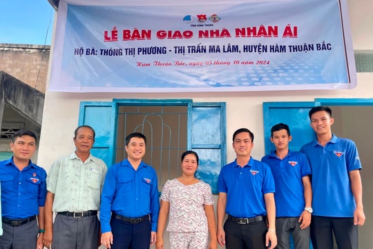 Trao tặng “Nhà nhân ái” cho gia đình có hoàn cảnh khó khăn