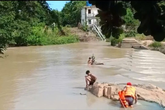 Cứu hộ thành công 2 em học sinh có nguy cơ bị nước cuốn