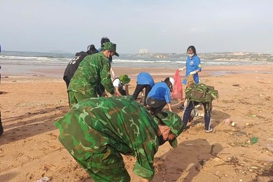 Cùng hành động để giữ biển xanh 
Bài 2: Dưới đồng lòng hành động