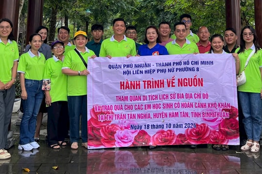 Hành trình về nguồn và tặng quà cho học sinh nghèo ở Hàm Tân