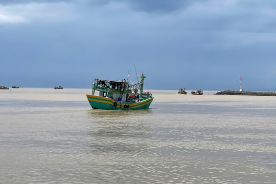 Vùng biển Phú Quý gió giật cấp 7, tàu thuyền có nguy cơ cao bị tác động 