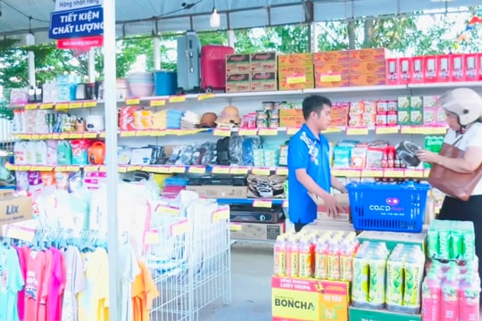 Phiên chợ đưa hàng Việt về nông thôn: Tạo thói quen dùng hàng Việt