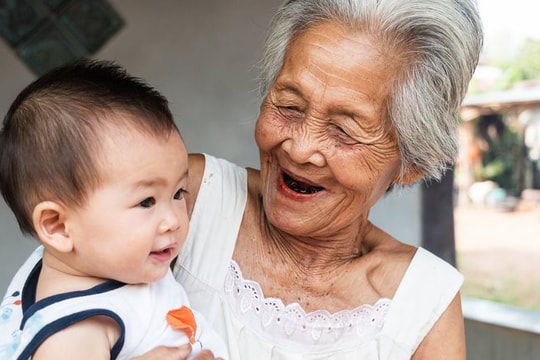 Trẻ chăm con, già chăm cháu