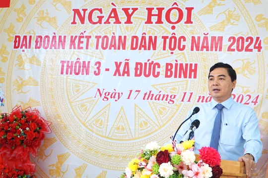 Bí thư Tỉnh ủy hoà vui trong Ngày hội Đại đoàn kết ở Đức Bình