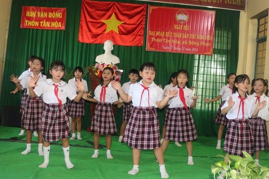 Phó Chủ tịch UBND tỉnh Nguyễn Minh dự ngày hội Đại đoàn kết thôn Tân Hòa, Sông Phan
(Gửi BTO)