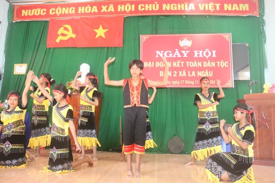 Bản 2 - xã La Ngâu vui Ngày hội Đại đoàn kết toàn dân tộc