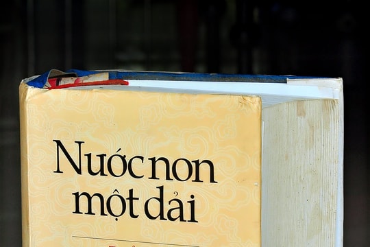 Đọc lại tuyển tập thơ “Nước non một dải”