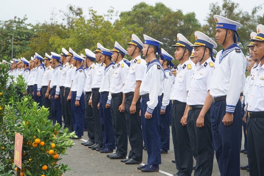 Vùng 4 Hải quân thăm, làm việc tại Trường Sa