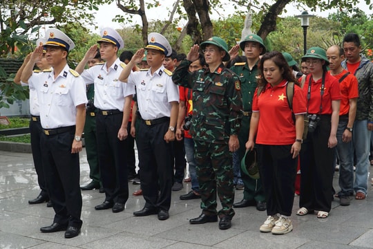 Dâng hương tri ân các anh hùng liệt sĩ và viếng Chủ tịch Hồ Chí Minh ở Trường Sa