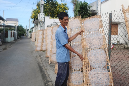 Làng nghề bánh tráng Chợ Lầu tất bật phục vụ tết