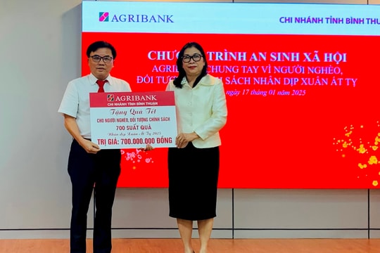 
Agribank Chi nhánh Bình Thuận: Trao tặng 700 triệu đồng hỗ trợ quà Tết cho người nghèo, gia đình chính sách