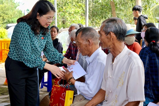 Tặng quà Tết cho các hộ dân có hoàn cảnh khó khăn ở huyện Đức Linh, Tánh Linh