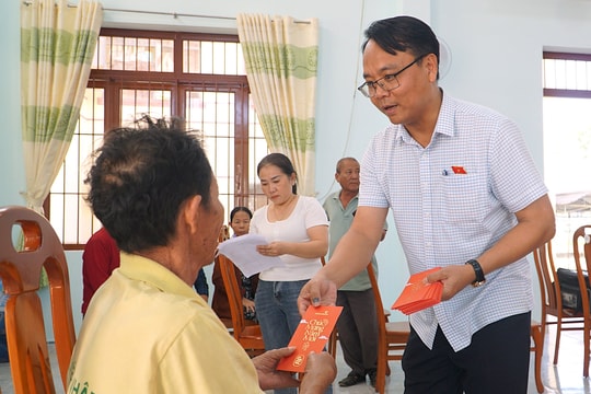 Phó Bí thư Thường trực Tỉnh ủy tặng quà tết ở Tánh Linh