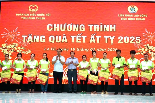 Đoàn Đại biểu Quốc hội tỉnh chúc tết công nhân, gia đình khó khăn ở La Gi