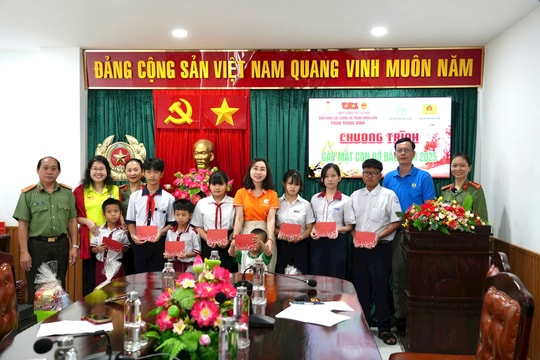 Gặp mặt “Con đỡ đầu” của Hội Phụ nữ Công an tỉnh