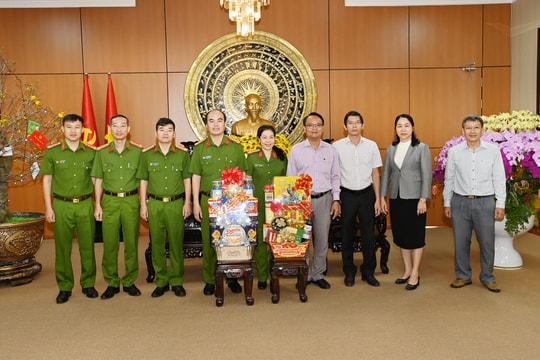 Lãnh đạo tỉnh tiếp đoàn Trại giam Thủ Đức và Trại giam Huy Khiêm đến chúc tết