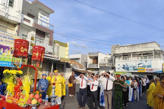 Dâng hương hoa tưởng niệm đồng bào bị thảm sát tại Bia tưởng niệm Phan Rí Cửa