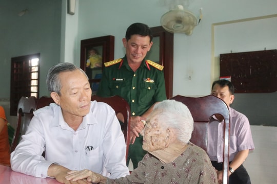 Phó Chủ tịch Thường trực UBND tỉnh thăm chúc Tết người có công và các đơn vị ở Tánh Linh, Đức Linh