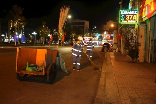 Lãnh đạo tỉnh thăm, động viên công nhân môi trường làm việc đêm giao thừa