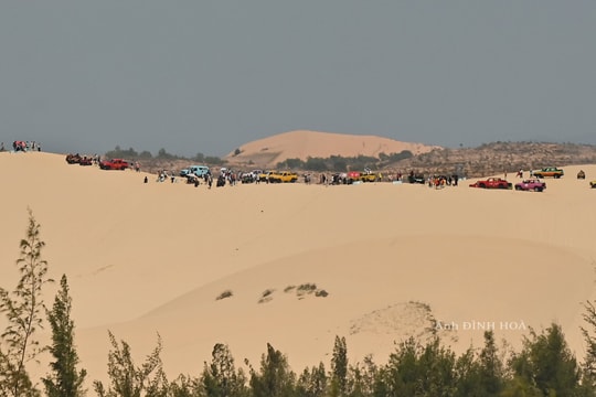 Rất đông du khách về phố biển Phan Thiết