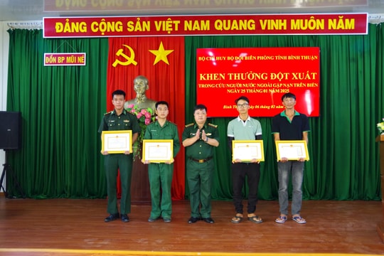 Khen thưởng 4 cá nhân cứu người nước ngoài bị sóng biển cuốn trong đêm