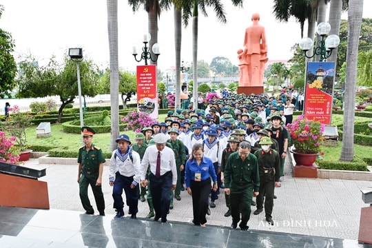 211 chiến sỹ mới dâng hương viếng Bác