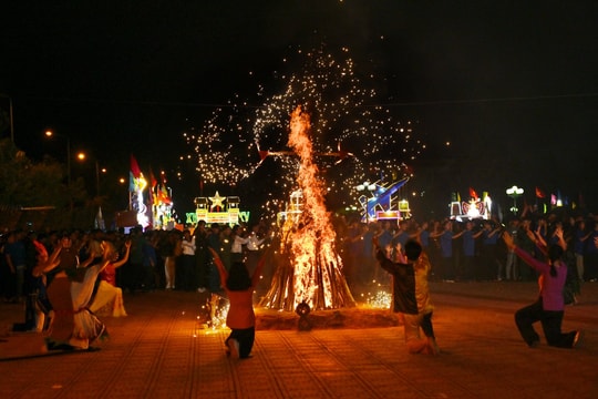 Chùm ảnh sôi nổi đêm hội trại tòng quân ở TP. Phan Thiết 