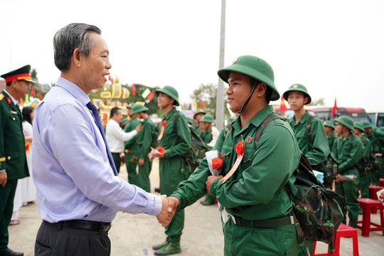 Phó Chủ tịch Thường trực UBND tỉnh Phan Văn Đăng dự ngày hội tòng quân ở La Gi