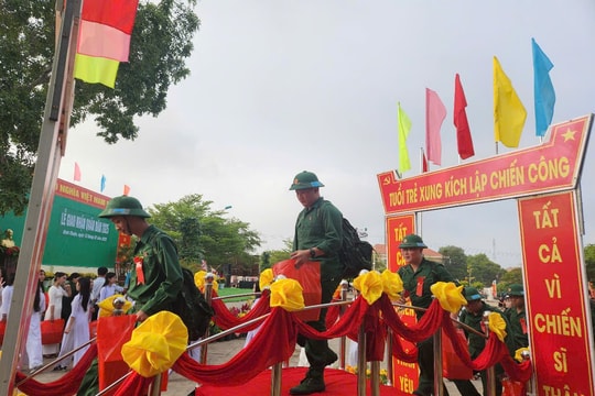 226 thanh niên Tuy Phong lên đường nhập ngũ
