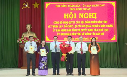 Công bố nghị quyết, quyết định thành lập các cơ quan chuyên môn thuộc UBND tỉnh và công tác cán bộ