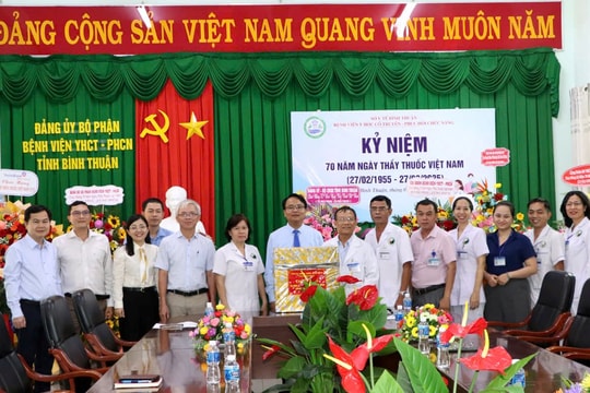  Phó Bí thư Thường trực Tỉnh ủy thăm, chúc mừng Ngày Thầy thuốc Việt Nam.