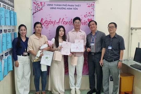 Nụ cười của đôi vợ chồng trẻ và những mẹ bỉm sữa