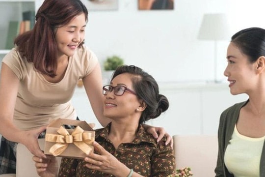 Quà 8/3 cho bà nên mua tặng gì? Mua ở đâu chất lượng?