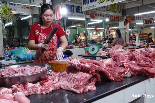 Giá heo tăng, người vui, người lo