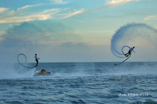 Ấn tượng màn trình diễn flyboard trên biển