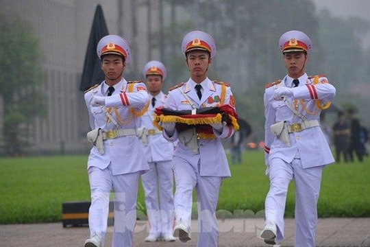 Treo cờ rủ Quốc tang đồng chí Khamtay Siphandone - Nguyên Chủ tịch nước CHDCND Lào