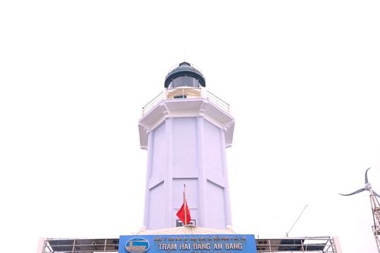 Hải đăng Trường Sa: Sát cánh cùng ngư dân vươn khơi bám biển