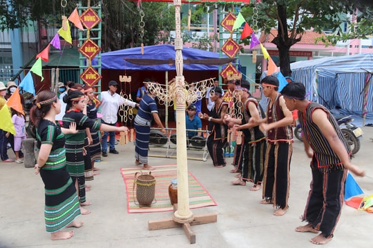 Kỷ niệm Ngày văn hóa các dân tộc Việt Nam (19/4): Trang phục truyền thống - di sản của đồng bào các dân tộc thiểu số 