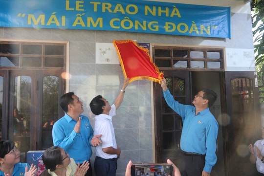 Bàn giao nhà “Mái ấm công đoàn” cho đoàn viên 
