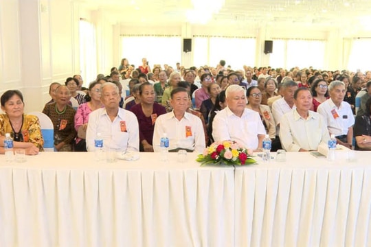 Họp mặt cán bộ y tế kháng chiến