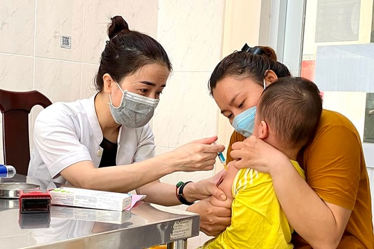 Phụ huynh đưa trẻ đi tiêm sởi, ngăn nguy cơ bùng phát