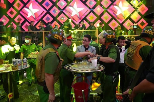 Vén bức “màn đen” ở bar Paris Night Club
