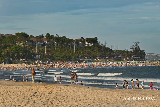 Hàng ngàn du khách đến với biển Phan Thiết