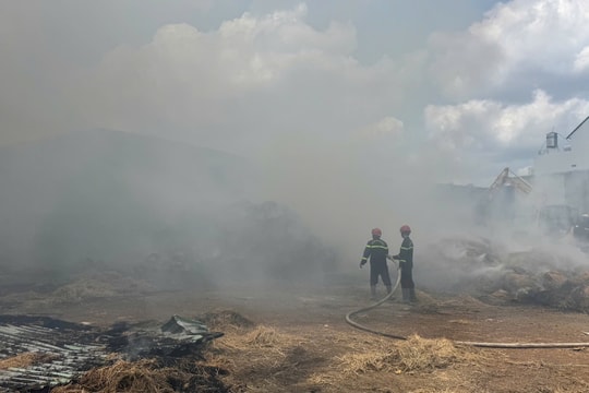 Cháy kho rơm ở Hàm Mỹ