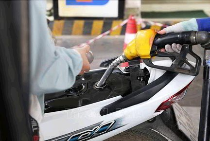 Giá xăng giảm 400 đồng/lít từ chiều 8/5