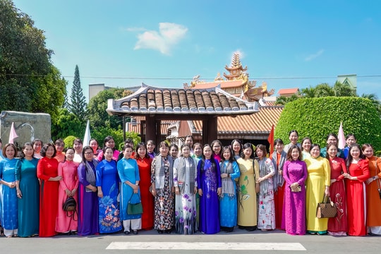 Đoàn công tác Trung ương Hội Liên hiệp Phụ nữ Việt Nam báo công viếng Bác 