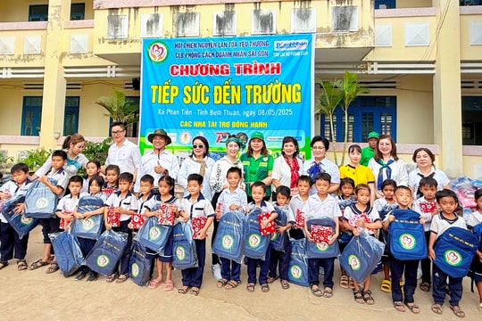 Tặng 435 phần quà cho học sinh xã Phan Tiến